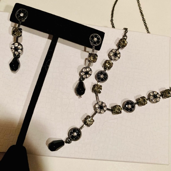 Black & White Necklace & Earring Set - Picture 2 of 8